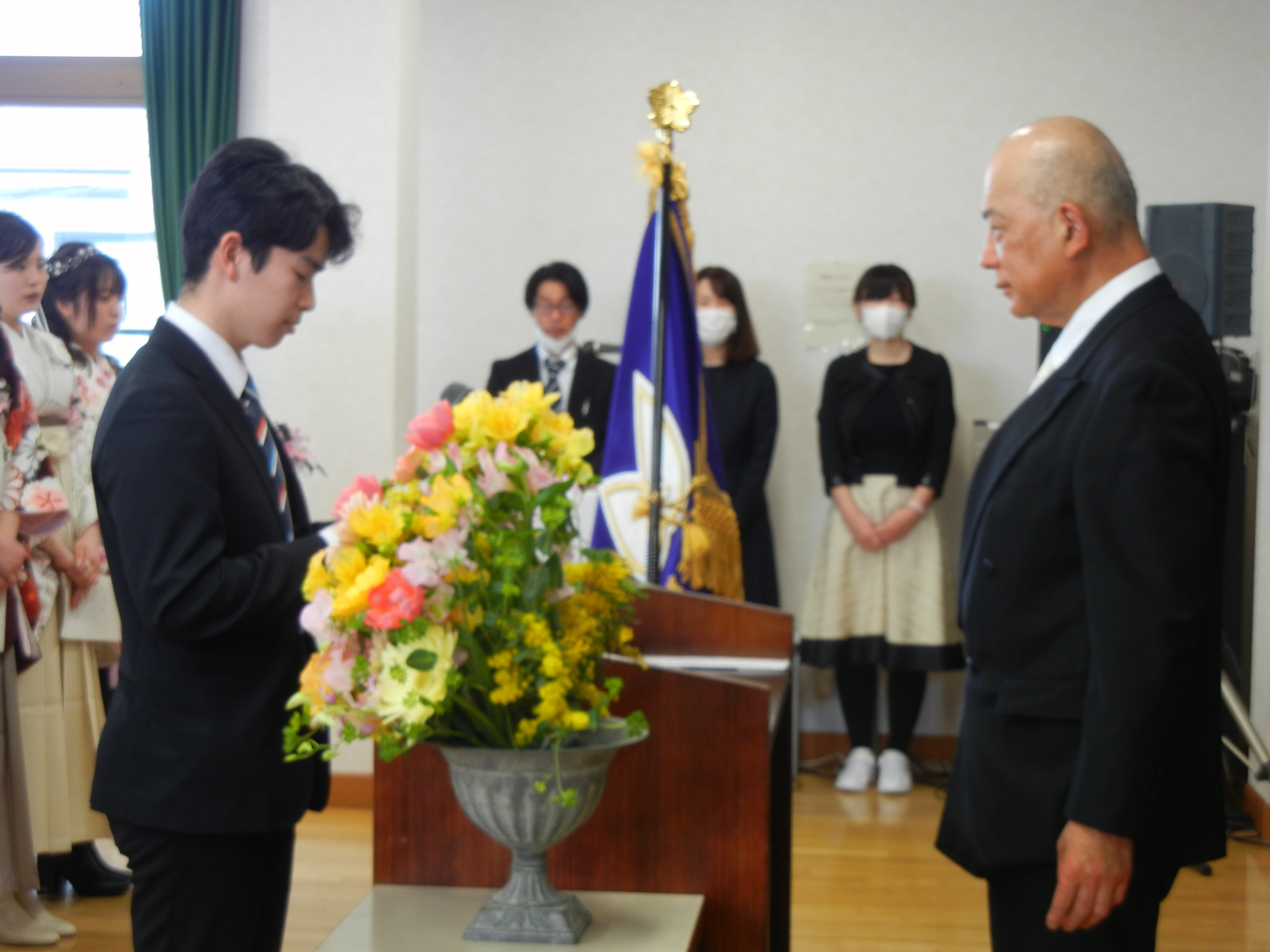 卒業生より学校へ記念品贈呈