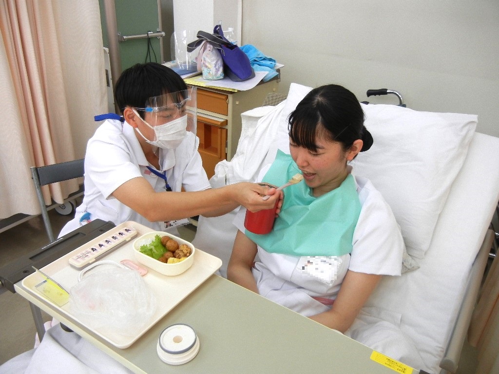視力障がい者に食事介助する演習の様子