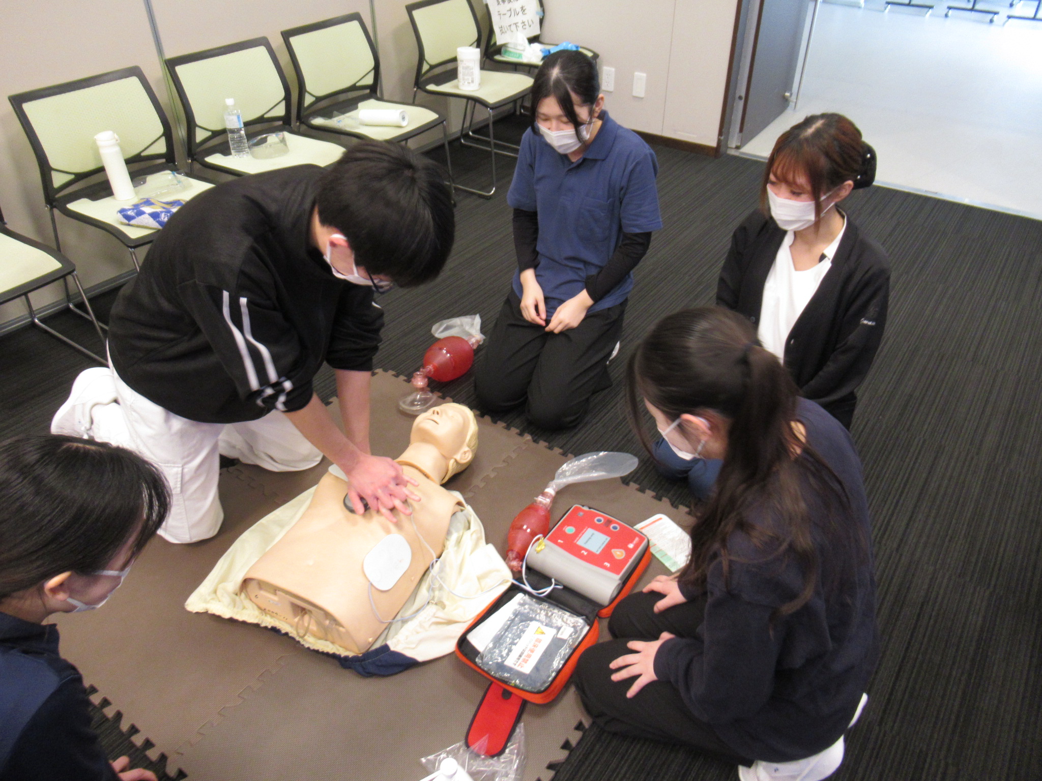 学生たちは一生懸命心肺蘇生を行いました