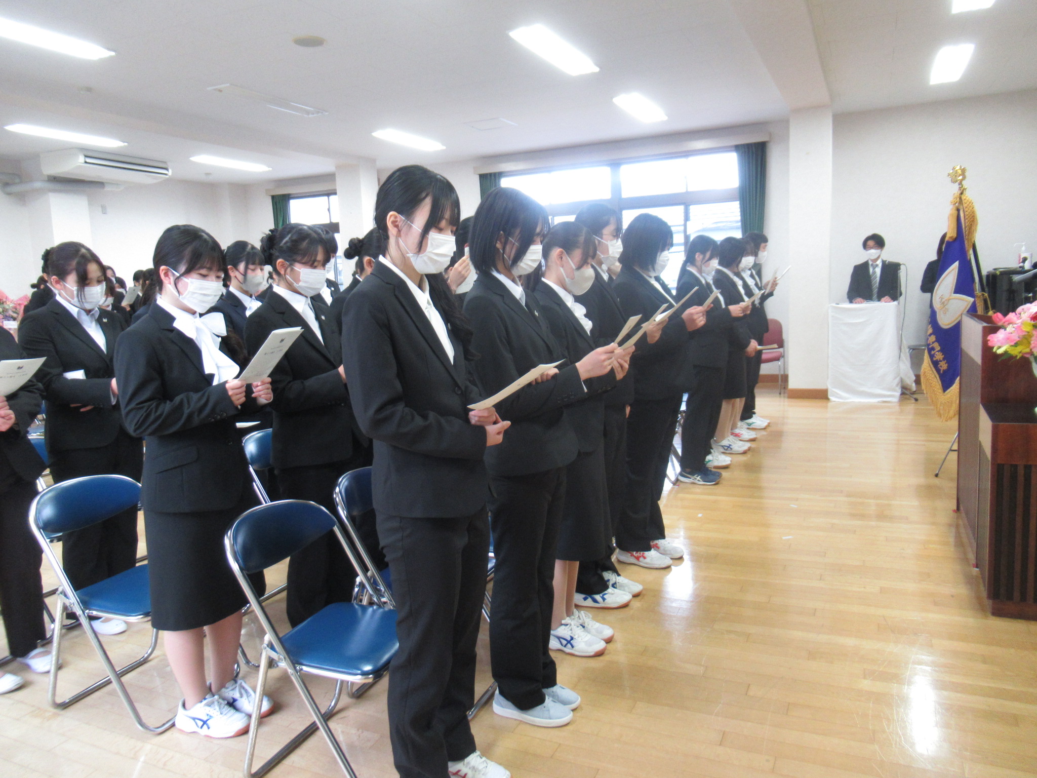 式典中は真剣な表情でした
