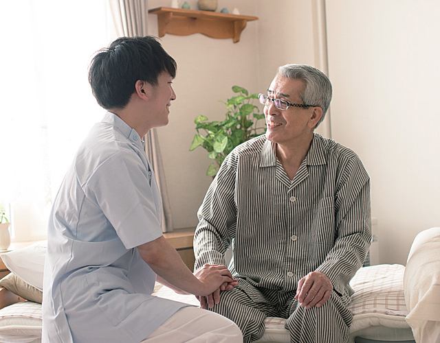 在宅で患者と先生が相談